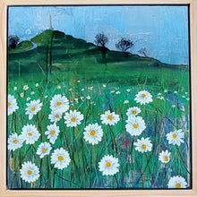 Load image into Gallery viewer, Maungakiekie with daisies