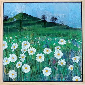 Maungakiekie with daisies